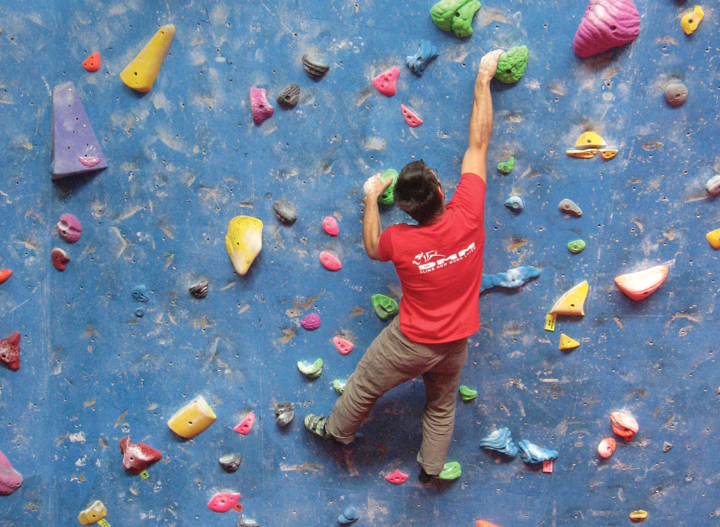Bad technique; poor and low foot choice produce an overstretch and a bent left arm.