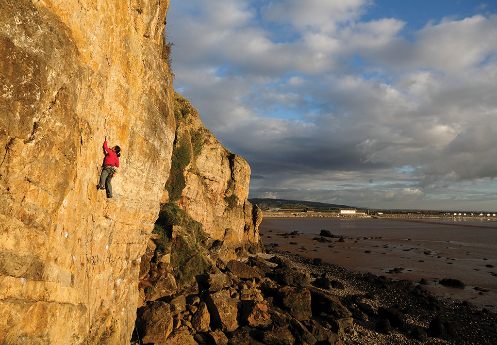 In the last rays of the winter sun Sara Gutierrez-Ojangjren nails the fingery F6c+ of Bikini Atoll at Boulder Cove. Photo: © David Simmonite