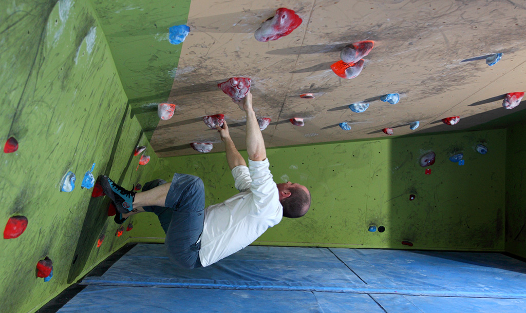 A sit-start to a steep roof problem can be challenging. Photo: David Simmonite